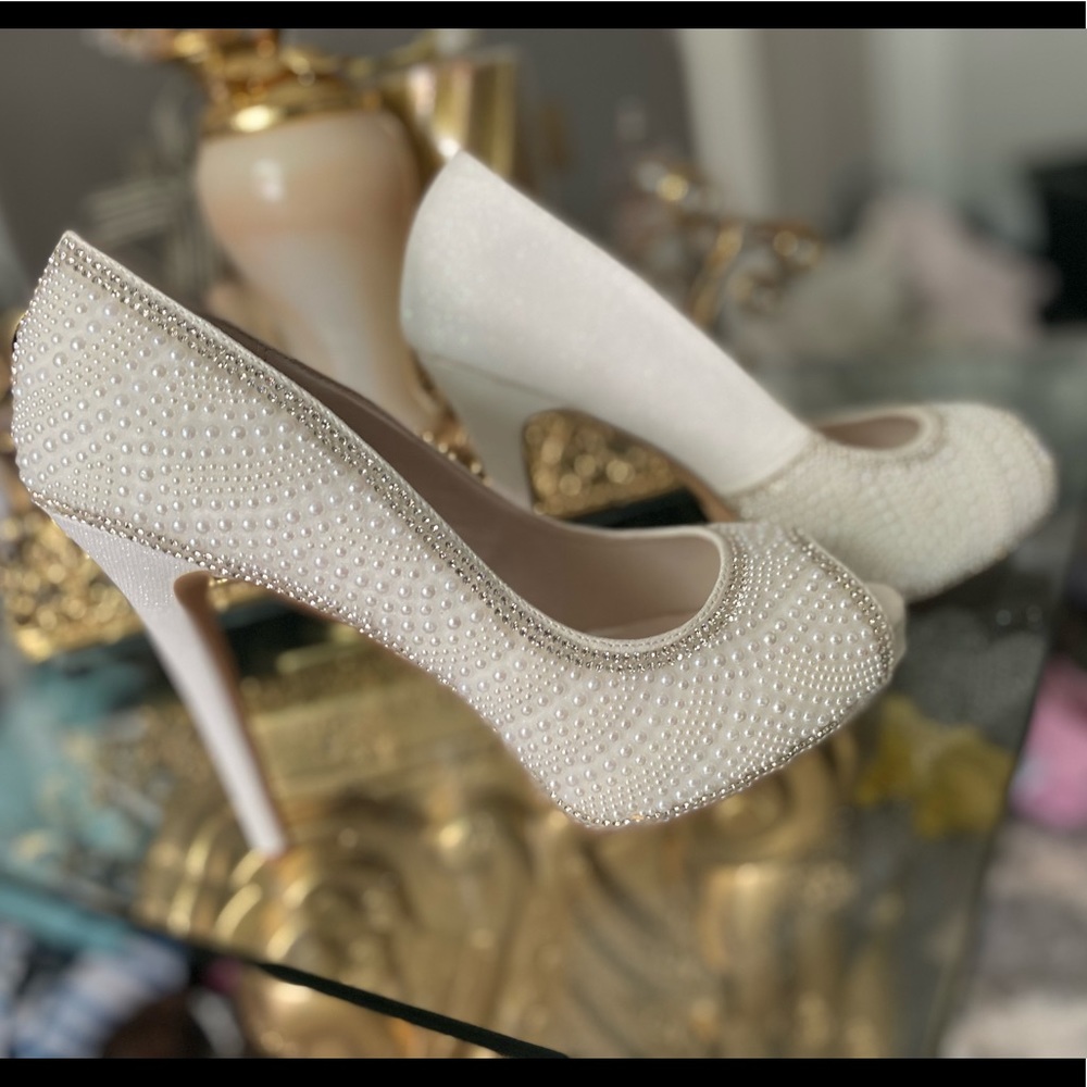De Blossom Collection Shoes beautiful white bride shoes. Size 10